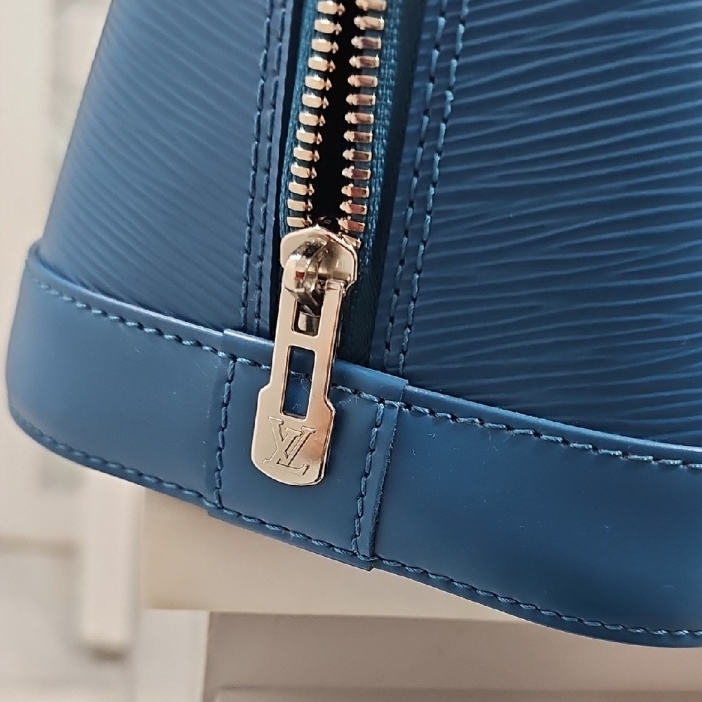 Elegant LV Cyan Epi Leather Alma PM Handbag - Picture 5 of 16